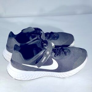 Nike Revolution 6‎ FlyEase 4E